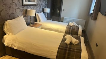 Superior Double or Twin Room | Desk, laptop workspace, blackout drapes, free WiFi