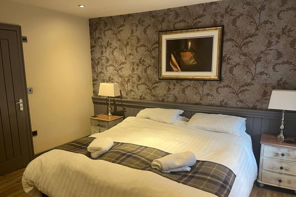 Superior Double or Twin Room | Desk, laptop workspace, blackout drapes, WiFi (free)