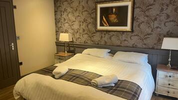 Kahden hengen superior-huone (yksi tai kaksi sänkyä) | Työpöytä, kannettavalle tietokoneelle sopiva työtila, pimennysverhot