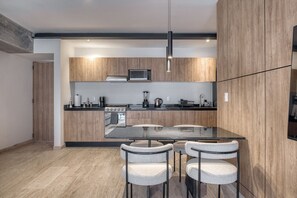 Refrigerador, microondas, horno, placa de cocina