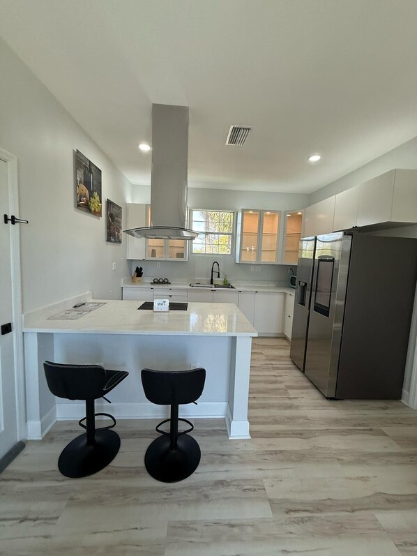 Microwave, oven, stovetop, coffee/tea maker - Hidden Getaway - Apartment  A (Tampa)