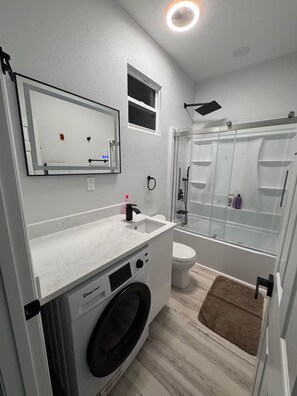 Hair dryer, towels, toilet paper - Hidden Getaway - Apartment  A (Tampa)