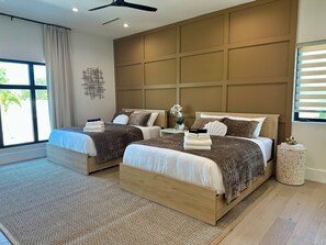 5 chambres, bureau, fer et planche à repasser, lit de bébé portatif