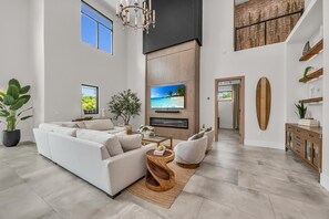 Smart TV, fireplace, stereo