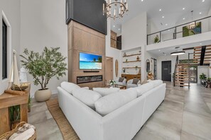 TV connectée, cheminée, chaîne hi-fi