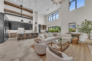 Smart-TV, Kamin, Stereoanlage