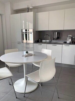 Refrigerador, horno, parrilla de estufa y lavavajillas 