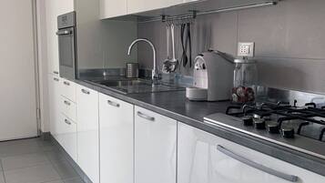 Réfrigérateur, four, plaque de cuisson, lave-vaisselle