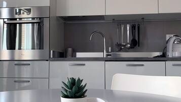 Réfrigérateur, four, plaque de cuisson, lave-vaisselle