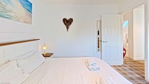 2 slaapkamers, een strijkplank/strijkijzer, gratis wifi, beddengoed