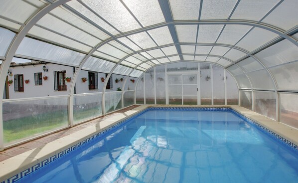 Kolam renang indoor dan kolam renang outdoor