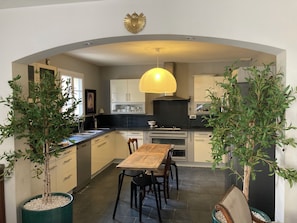 ثلاجة، ميكروويف، فرن، موقد طهي مسطح