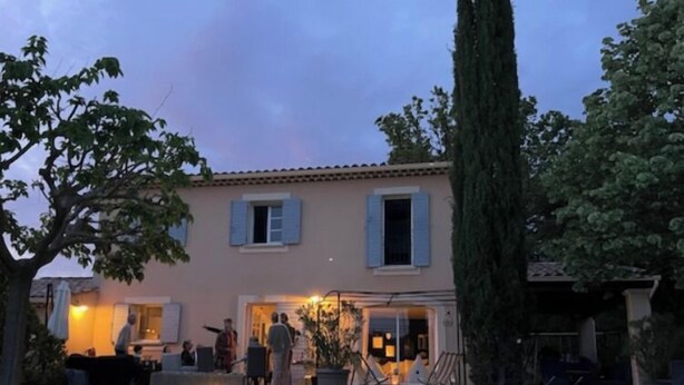 A two-story building with a swimming pool in the foreground. - Charming house in Provence, quiet and pleasant (Aubignan)