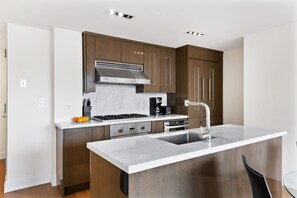 Kühlschrank, Mikrowelle, Herdplatte, Geschirrspüler