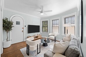 Smart TV - Marvelous Newly Renovated 1BR/1BA Near Lakeview (Chicago)