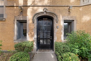 Exterior detail - Guest Favorite Newly Renovated 1BR Near Lakeview (Chicago)