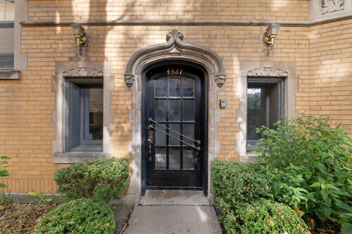 Marvelous Newly Renovated 1BR/1BA Near Lakeview