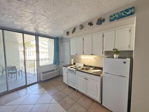 Refrigerador, microondas, parrilla de estufa y cafetera y tetera 