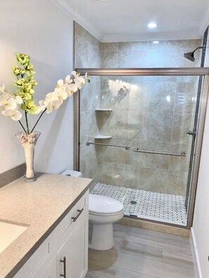 Secadora de cabello, toallas, jabón, papel de baño 