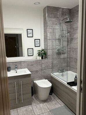 Appartement | Badkamer | Een bad/douchecombinatie, een diep bad, handdoeken, toiletpapier