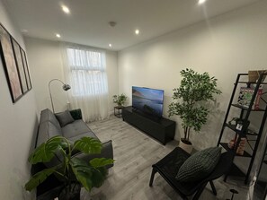 Living area - The Retro Suite With Wii Games and Entertainment (Leicester)