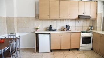 Fridge, oven, coffee/tea maker, electric kettle
