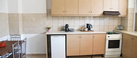 Fridge, oven, coffee/tea maker, electric kettle