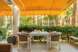 Outdoor dining - Royal Park 2BR Family Apt | Pool & Free Parking (Eilat)