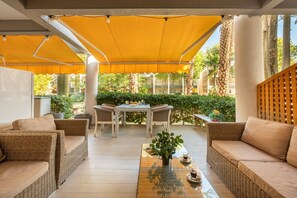 Outdoor dining - Royal Park 2BR Family Apt | Pool & Free Parking (Eilat)