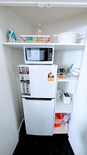 Réfrigérateur, four à micro-ondes, cafetière-théière, grille-pain