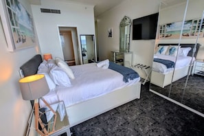 1 chambre, fer et planche à repasser, lit de bébé portatif