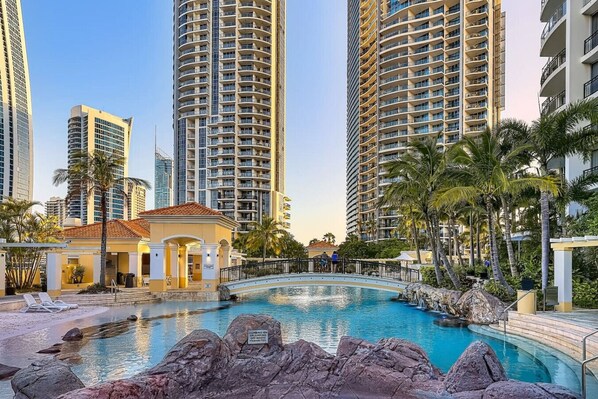 من حمّامات السباحة المغطاة، حمّام سباحة مُدفَّأ