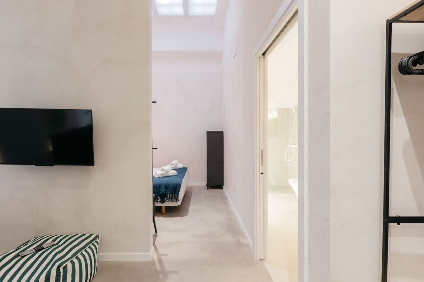 1 dormitorio, tabla de planchar con plancha, wifi y ropa de cama