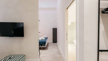 1 dormitorio, tabla de planchar con plancha, wifi y ropa de cama