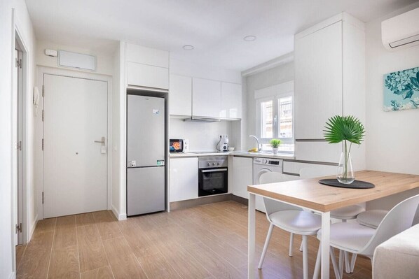 Fridge, microwave, oven, coffee/tea maker