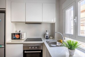 Jääkaappi, mikroaaltouuni, uuni, kahvin-/teenkeitin