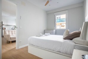 3 室のベッドルーム、デスク、アイロン / アイロン台、WiFi