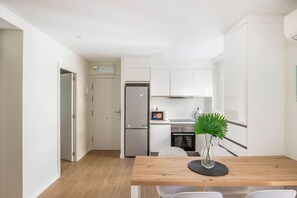 Fridge, microwave, oven, coffee/tea maker - Bright Apartment Near Seville’s Historic Center (Sevilla)