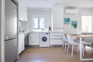 Een koelkast, een microgolfoven, een oven