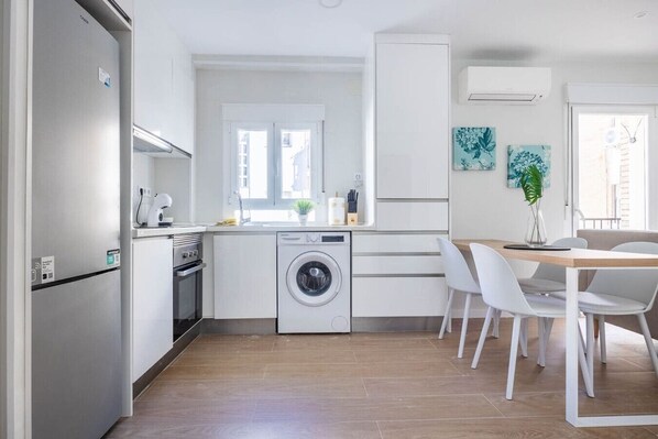 ثلاجة، ميكروويف، فرن، ماكينة لصنع القهوة/الشاي