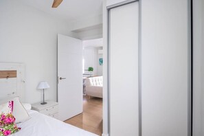 Desk, iron/ironing board, WiFi, bed sheets
