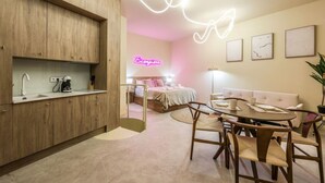 Une chambre à coucher moderne avec un lit, une table de chevet et un panneau lumineux néon.