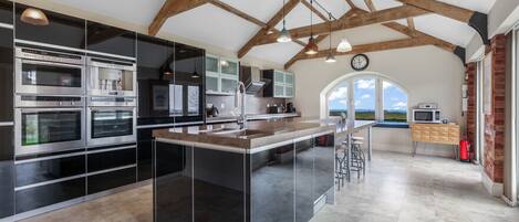 冷蔵庫、電子レンジ、オーブン、食器洗い機