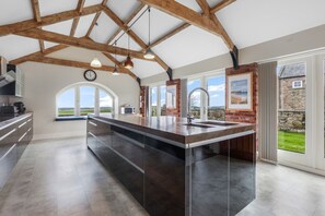 Kühlschrank, Mikrowelle, Ofen, Geschirrspüler