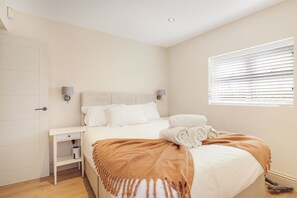 2 habitaciones, escritorio y tabla de planchar con plancha 