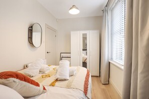 2 bedrooms, desk, iron/ironing board, travel crib