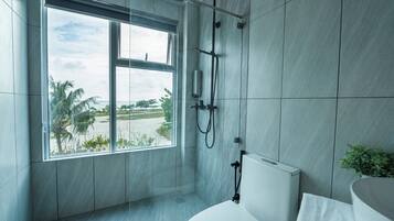 Kamar Double Deluks, pemandangan laut | Kamar mandi | Shower, handuk, sabun, dan sampo