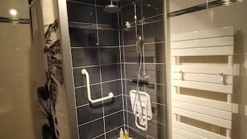 Suihku, hiustenkuivaaja, pyyhkeet, saippua