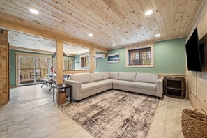 Living area - 4-bedroom house in serene Basye with AC, WiFi. Enjoy relaxation (Basye)