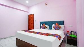 Deluxe Room | Desk, free WiFi
